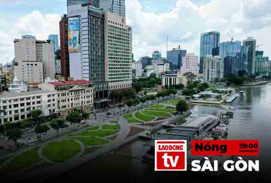 El tren de alta velocidad se traslada a la zona de construccion de un puente peatonal de 1.000 millones de dolares en Ciudad de Beijing