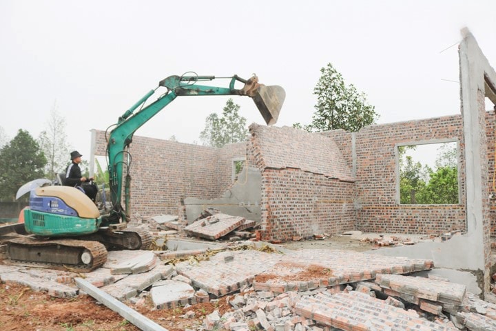 The authorities of Sai Son commune (Quoc Oai district) enforced illegal construction on agricultural land. Photo: Duc Duy