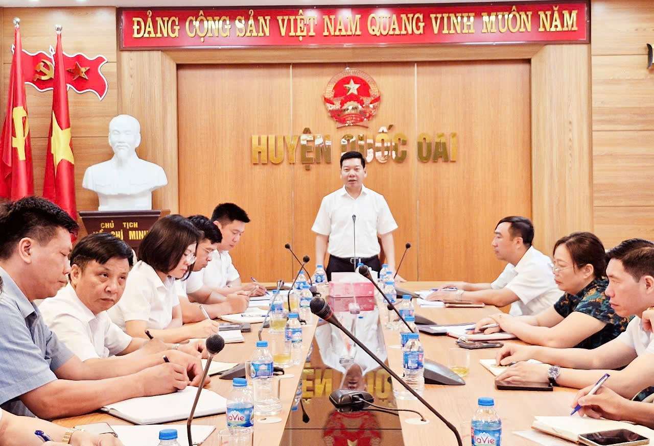 Chu tich UBND huyen Quoc Oai Nguyen Truong Son chi dao tai hoi nghi. Anh:Hoang Son