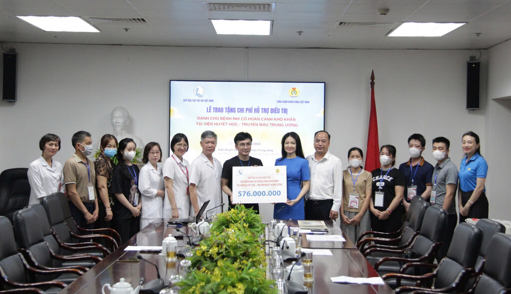 La Sra. Nguyen Khanh Chi (el 7 de la derecha)  Vicepresidente Permanente del Sindicato de Bancos de Vietnam entrego los gastos de tratamiento para pacientes con dificultades en el Instituto Central de Fisiologia y Transfusion de Sangre. Imagen: Ha Ang