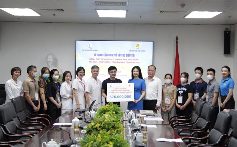 Ms. Nguyen Khanh Chi (7th from right) Permanent Vice President of the Vietnam Banking Trade Union presented treatment costs for disadvantaged children at the National Institute of Hematology and Blood Transfusion. Photo: Ha Anh