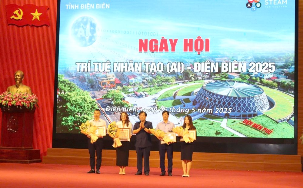 Pho Chu tich UBND tinh Vu A Bang trao Bang khen cho cac ca nhan da co thanh tich xuat sac trong cong tac to chuc Ngay hoi AI; tap huan “Ung dung tri tue nhan tao the he moi” cho can bo giao vien.