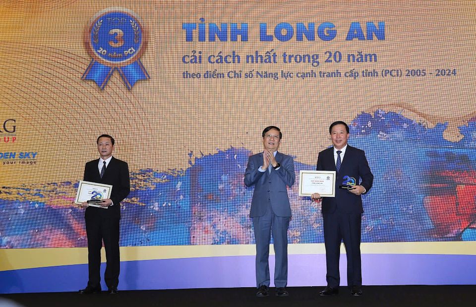 Mr. Nguyen Van Ut - Chairman of Long An Provincial People's Committee - received the certification of Top 2 strongest reforms in the country according to PCI for the period 2005-2024. Photo: Long An Investment Promotion and Support Center