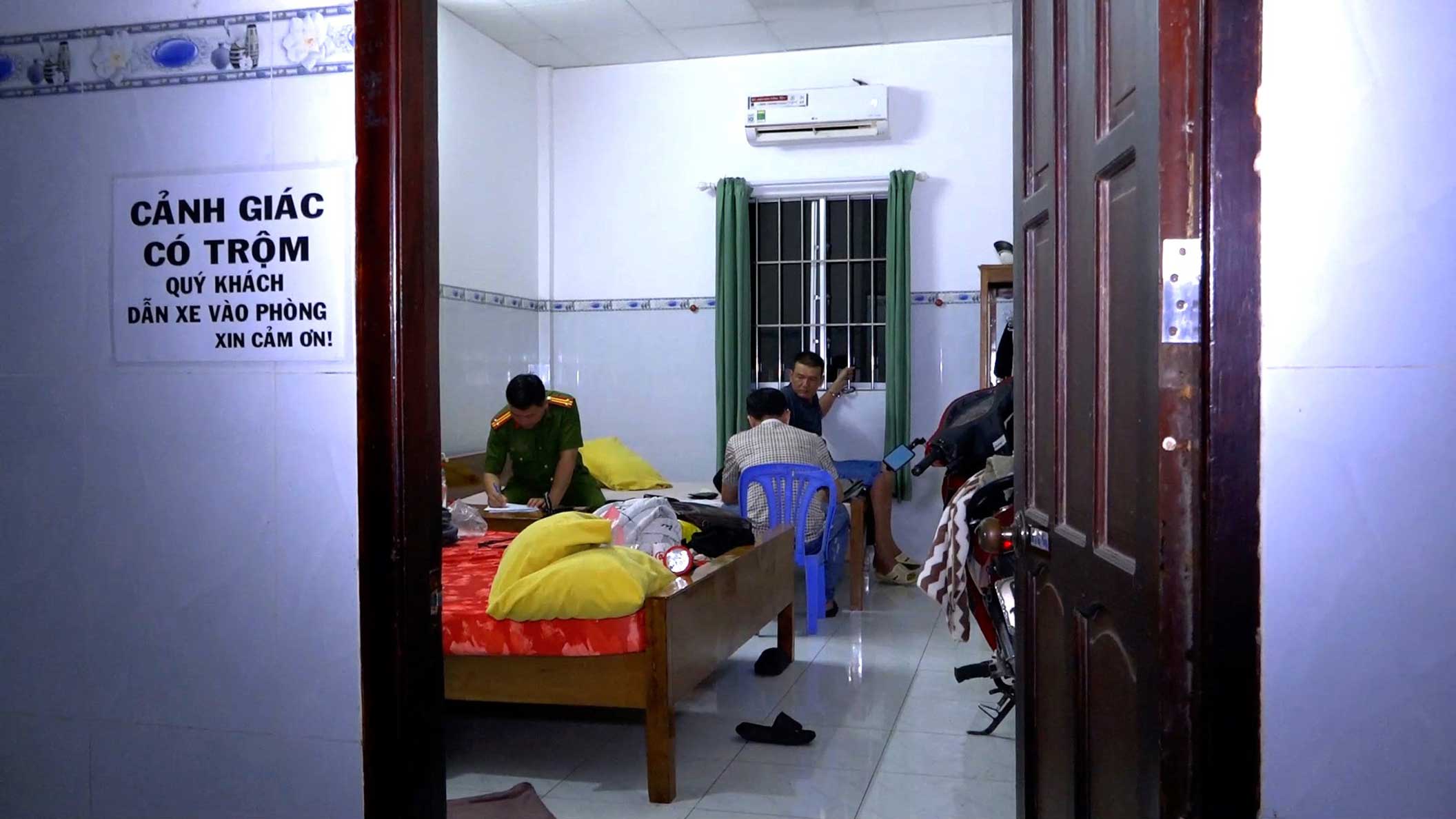 Thau y Kao fueron arrestados por el uso y el almacenamiento ilegal de drogas en la residencia.