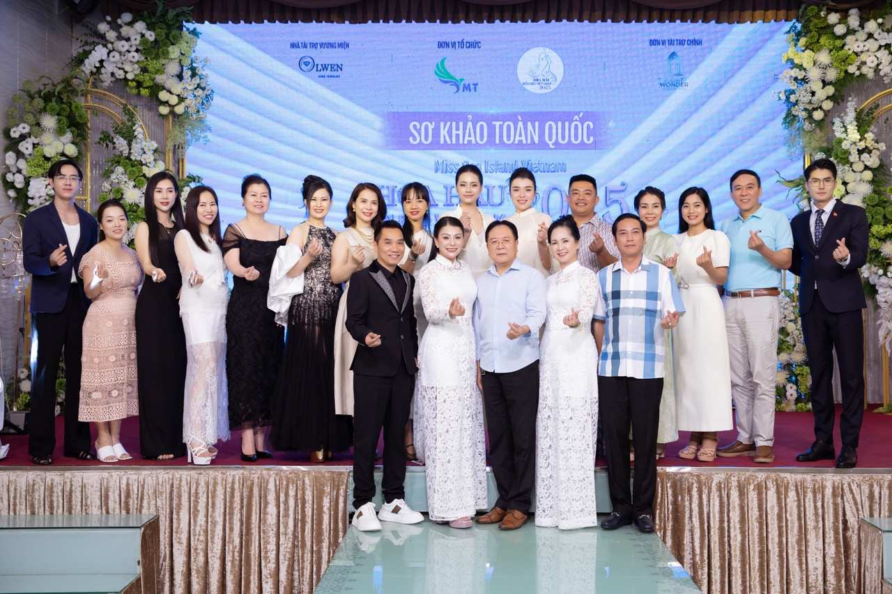 Anh: Ban to chuc cuoc thi.