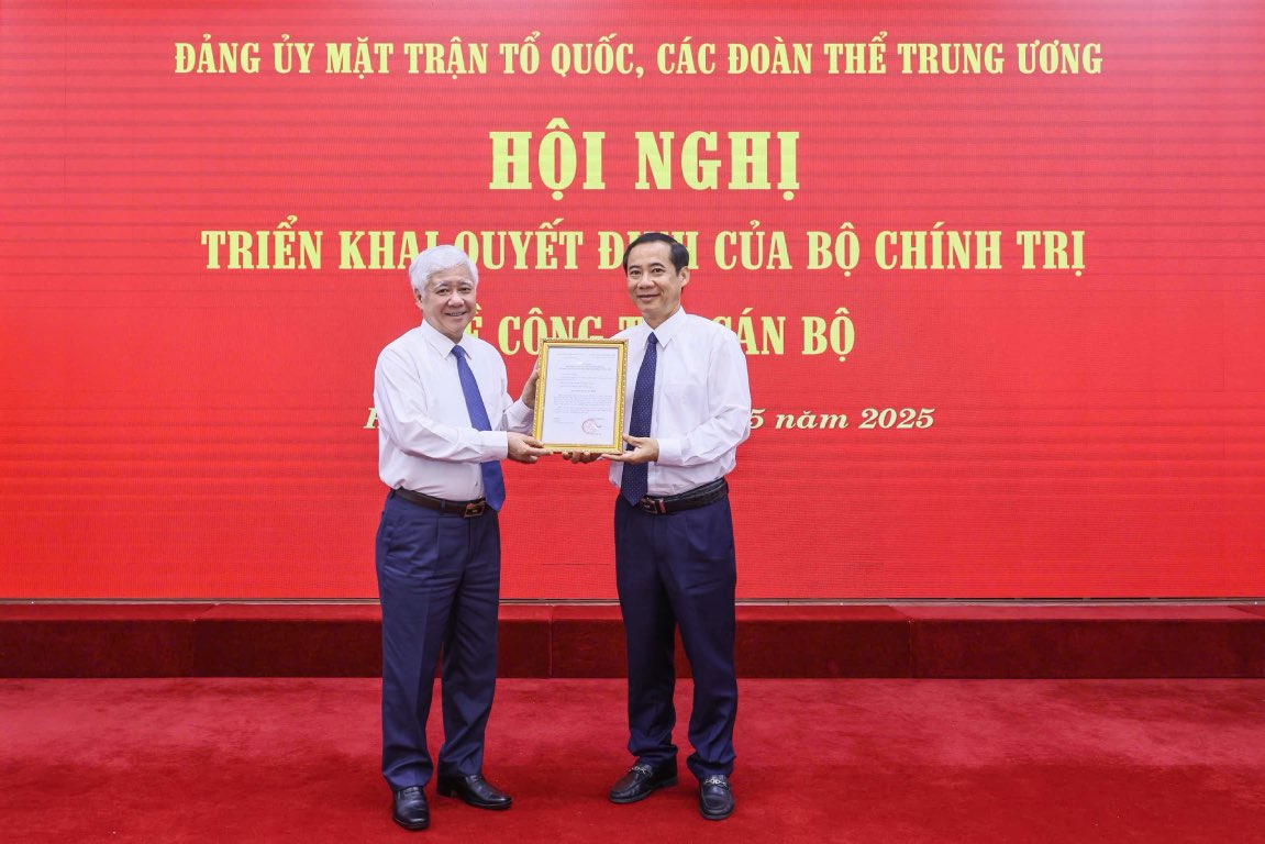 El presidente del Comite Central del Frente de la Patria de Vietnam, Do Van Quang, le entrego la decision al Sr. Nguyen Thai Chi. Imagen de la ciudad de Quang Vinh