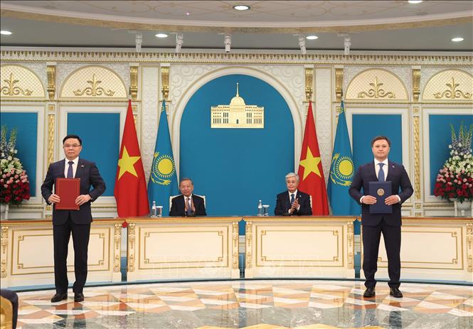 General Secretary To Lam and President Kassym-Jomart Tokayev witnessed the handover ceremony of the Cooperation Agreement in the field of oil and gas exploration in Kazakhstan between the Vietnam National Energy Industry Group and the Kazakhstan National Oil and Gas Company. Photo: VNA