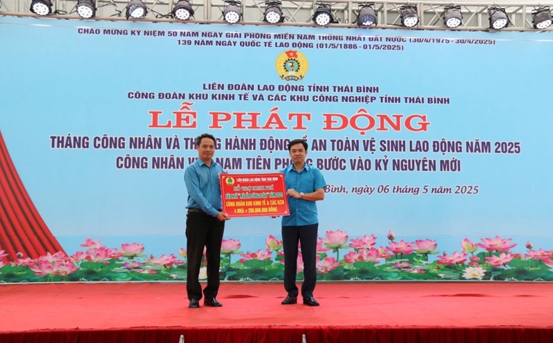 Chairman of the Thai Binh Provincial Federation of Labor Bui Xuan Vinh (right) presented a symbol of funding to support the construction of houses to the leaders of the Economic Zone and Industrial Park Trade Union of the province. Photo: Ba Manh