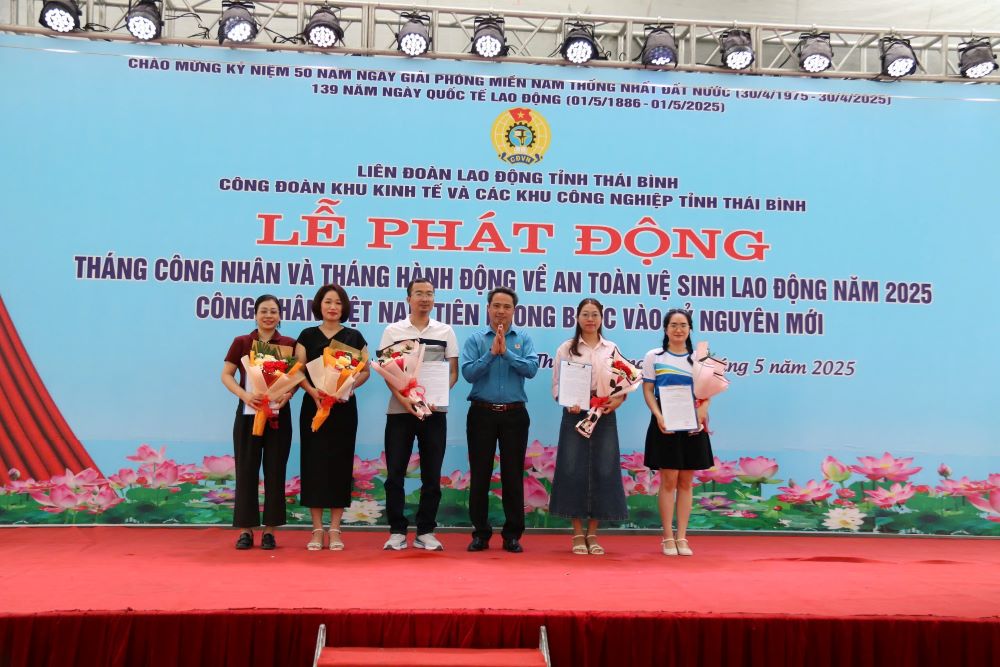 Chủ tịch Công đoàn KKT&CKCN tỉnh Thái Bình Hoàng Thế Tranh trao quyết định thành lập cho 5 CĐCS mới. Ảnh: Bá Mạnh