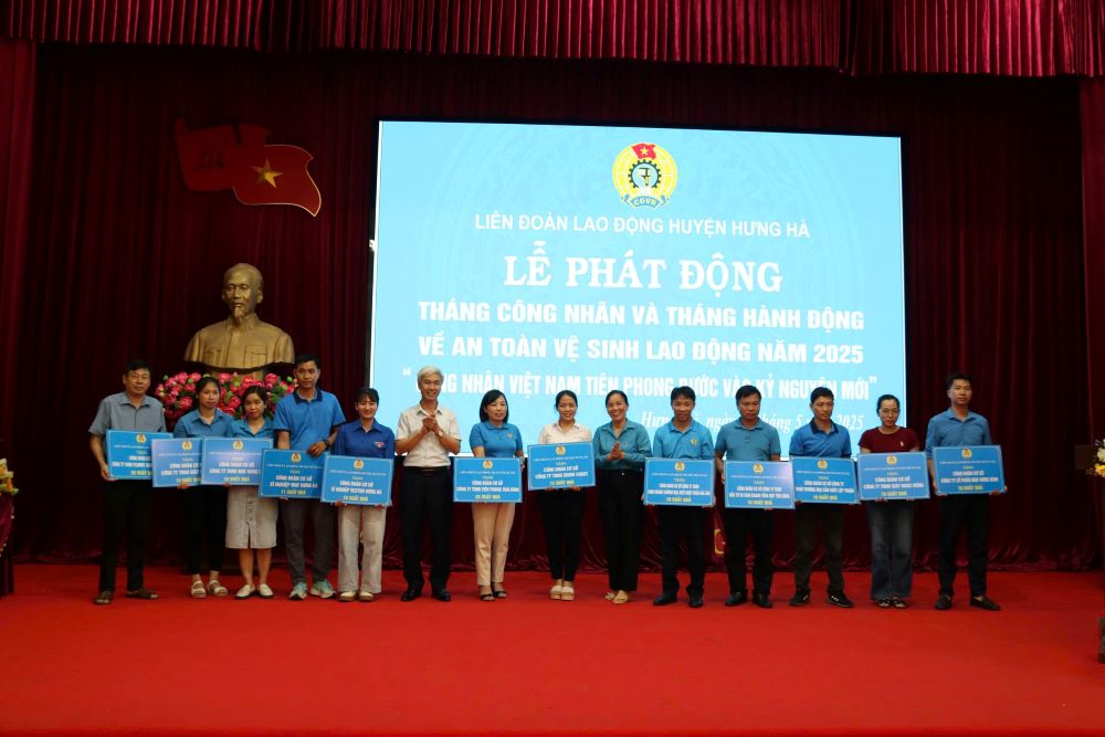 Lãnh đạo LĐLĐ tỉnh Thái Bình, UBND huyện Hưng Hà trao biểu trưng quà tặng công nhân lao động cho các đơn vị. Ảnh: Bá Mạnh