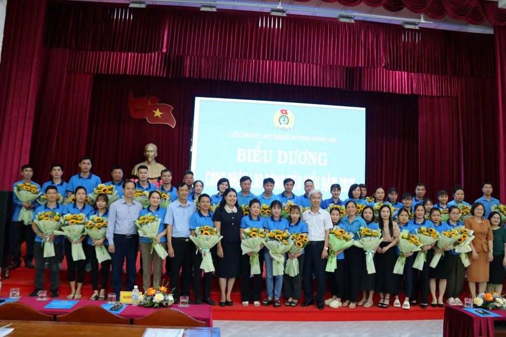 Các tập thể và cá nhân được tôn vinh khen thưởng tại lễ phát động do LĐLĐ huyện Hưng Hà tổ chức. Ảnh: Bá Mạnh