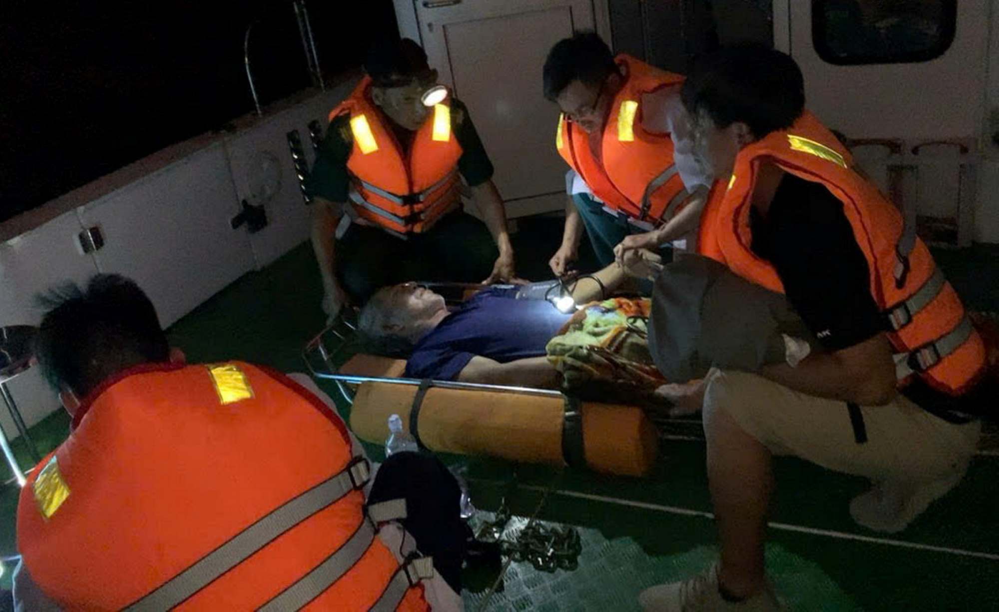 The Da Nang City Border Guard took care of the victim's health before bringing him to shore. Photo: Nguyen Thanh