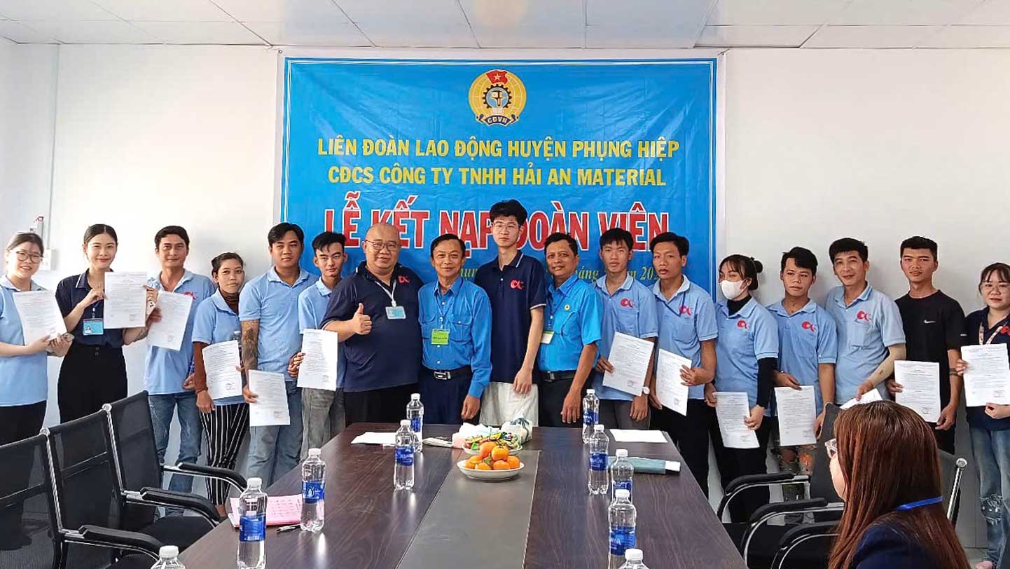 The admission ceremony for union members at the Hai An material Company Limited Trade Union. Photo: Hau Giang Provincial Federation of Labor