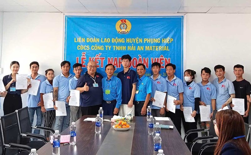 The admission ceremony for union members at the Hai An material Company Limited Trade Union. Photo: Hau Giang Provincial Federation of Labor