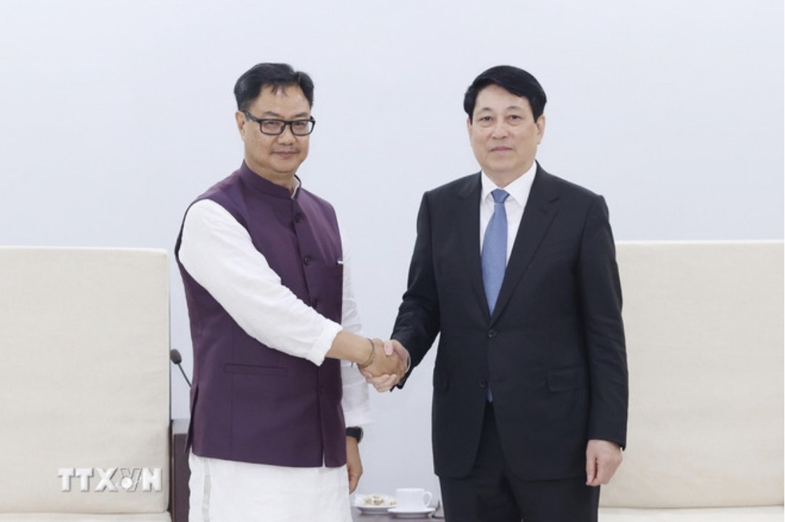 Politburo member and President Luong Cuong received Mr. Kiren Rijiju - Minister of Parliamentary Affairs and Ethnic Minorities of India on the occasion of attending the United Nations Buddha's hand ceremony (Vesak). Photo: VNA
