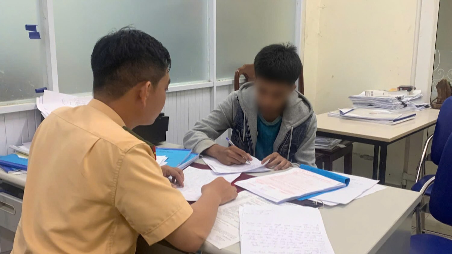 Lực lượng chức năng ở Huế phát hiện 79 trường hợp vi phạm liên quan đua xe, tụ tập gây rối trật tự. Ảnh: Trần Hồng.