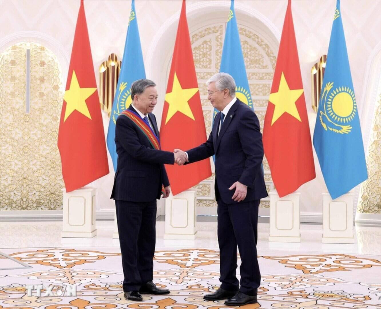 Tổng Bí thư Tô Lâm chia sẻ phần thưởng này là sự ghi nhận, trân trọng thành quả của nhiều thập kỷ hợp tác, gắn bó giữa hai nước Việt Nam - Kazakhstan. Ảnh: TTXVN