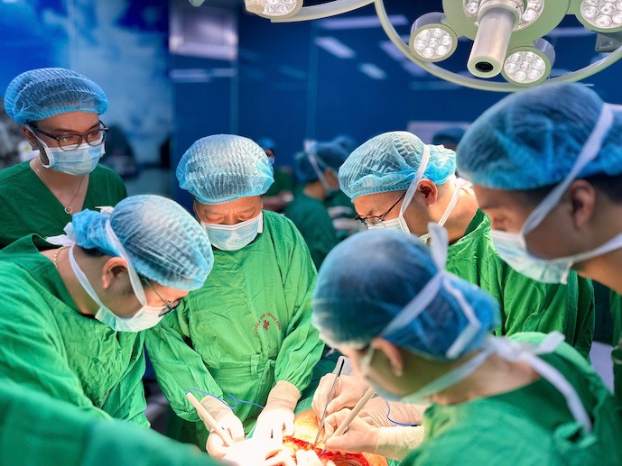 Los especialistas hacen un trasplante de pulmon. Imagen de la BVCC