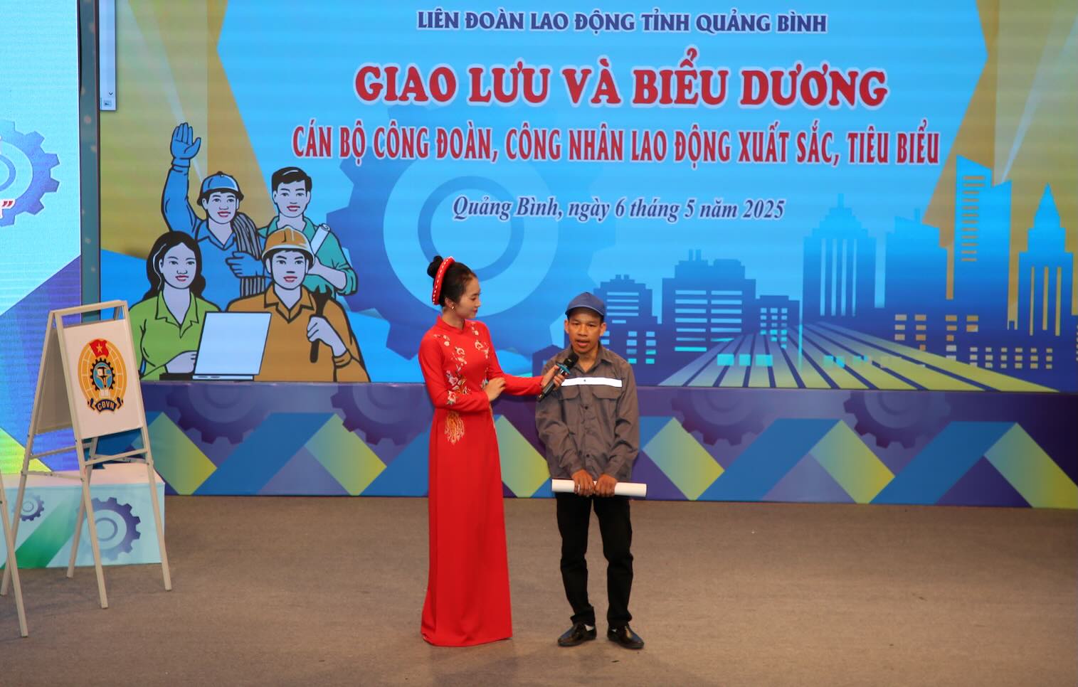 Giao lưu các đoàn viên trong chương trình. Ảnh: Công Sáng