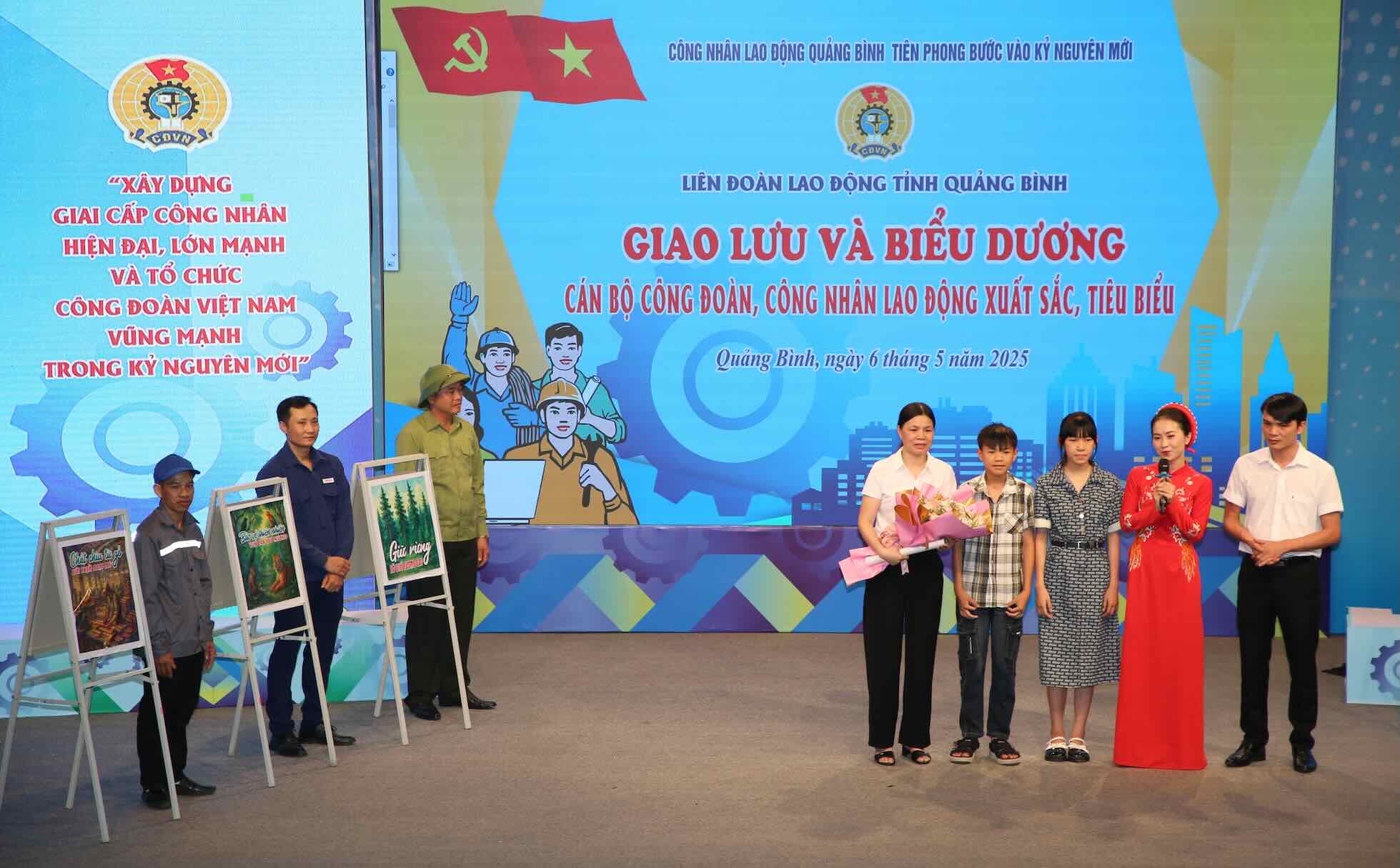 Giao lưu cùng đoàn viên tiêu biểu và gia đình. Ảnh: Công Sáng