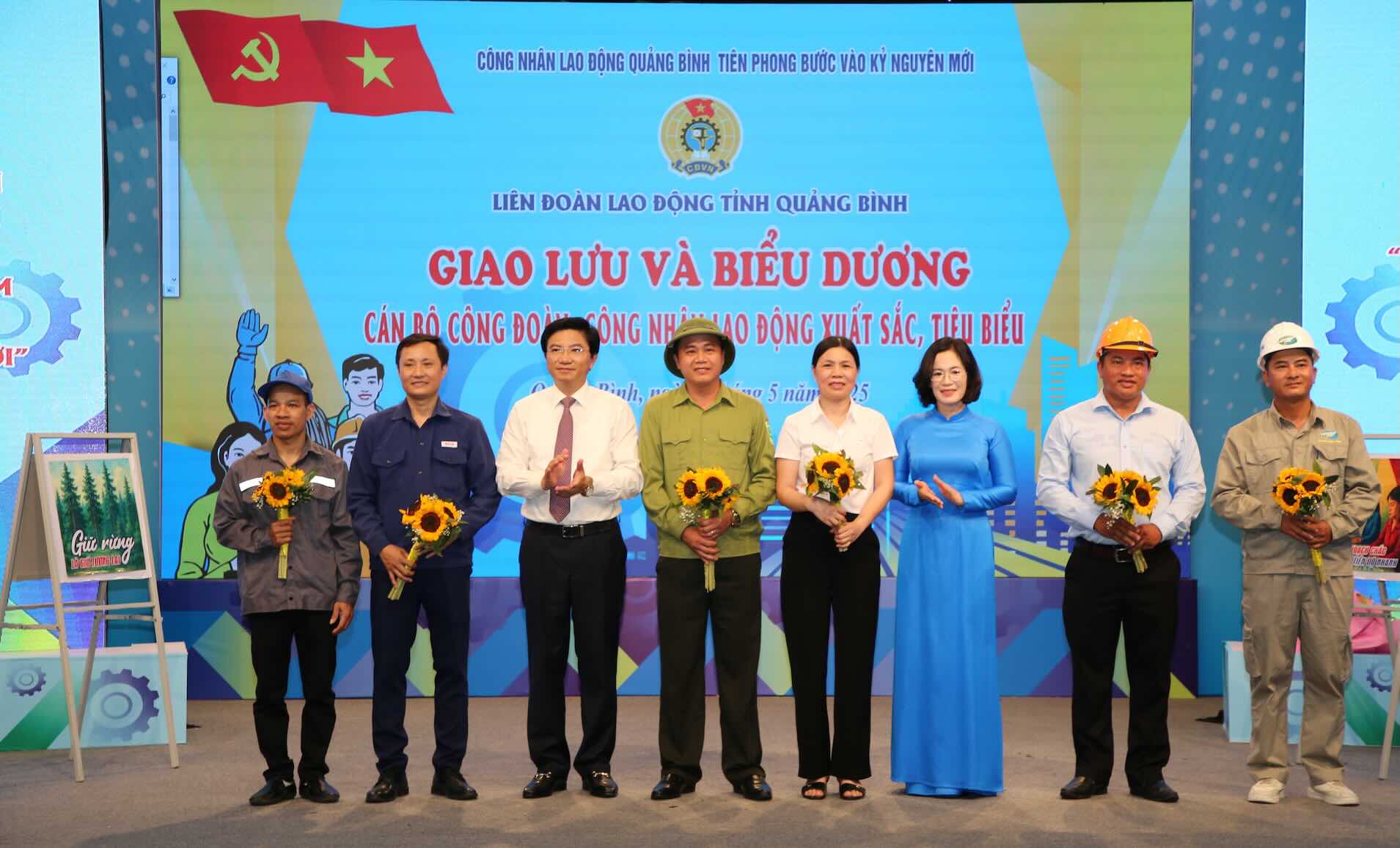 El Sr. Zhang Anning, jefe de la Comision Provincial de la Iglesia y la Democracia, y la Sra. Ding Thi Ngoc Lan, presidenta de la LDD provincial, entregaron flores a los trabajadores y funcionarios sindicales representados en el programa. Imagen: El amanecer