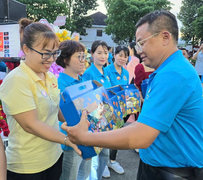 Ông Lâm Ngọc Mẫn - Phó Chủ tịch thường trực Công đoàn các Khu chế xuất và Công nghiệp TPHCM - tặng quà cho các đoàn viên, người lao động. Ảnh: Nam Dương
