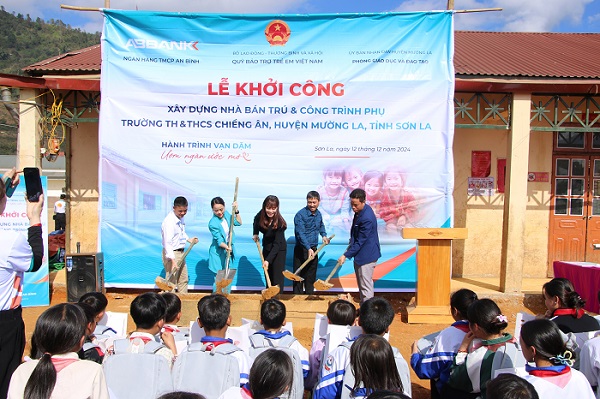 Chien dich the thao noi bo cua ABBANK da thanh cong quyen gop 1 ty dong trong vong hon 3 thang. Dai dien ABBANK, Quy BTTEVN cung dai dien Chinh quyen dia phuong thuc hien nghi le khoi cong xay dung nha ban tru va cong trinh phu tro tai Diem truong Nong Hoi Duoi, truong TH&THCS Chieng An, huyen Muong La, tinh Son La.