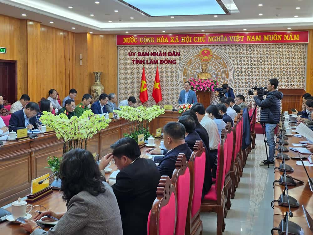 The delay in allocating the budget to implement the expressway project was criticized by the two district leaders at the meeting. Photo: Lam Hong