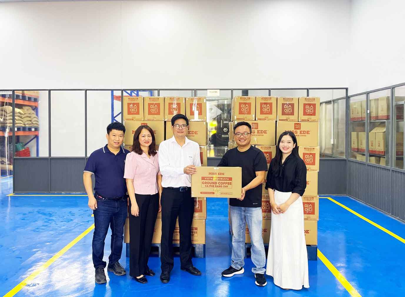 Simexco Dak Lak and MISS EDE completed a shipment of 3,600 packages of Vietnamese branded roasted ground coffee before exporting to Korea. Photo: Bao Trung
