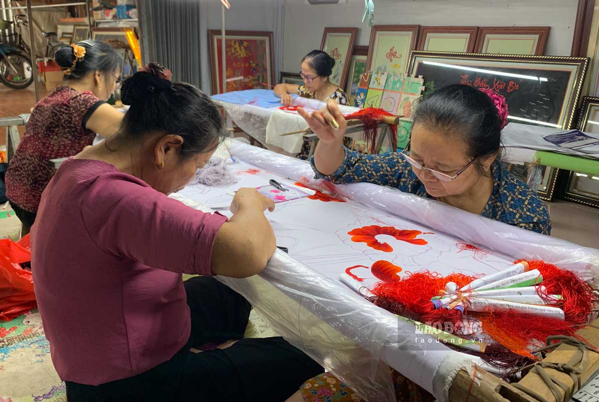 Nhung tay kim gan bo lau nam voi nghe theu truyen thong o xa Minh Lang (huyen Vu Thu, tinh Thai Binh). Anh: Ha Vi