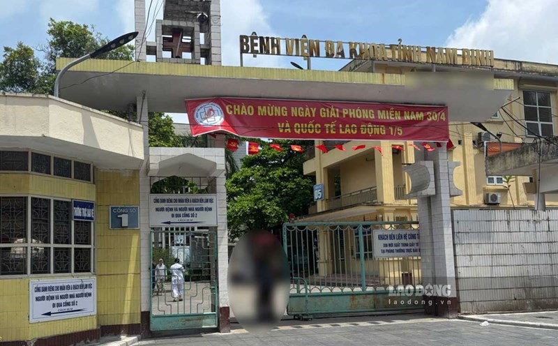 An employee of Nam Dinh General Hospital was assaulted. Photo: Ha Vi