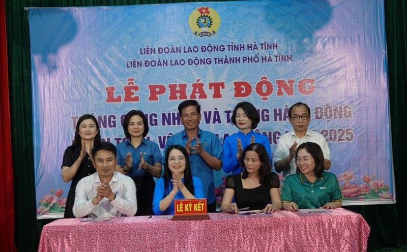 Ha Tinh City Labor Federation signed a cooperation agreement for union members' welfare. Photo: Tran Tuan