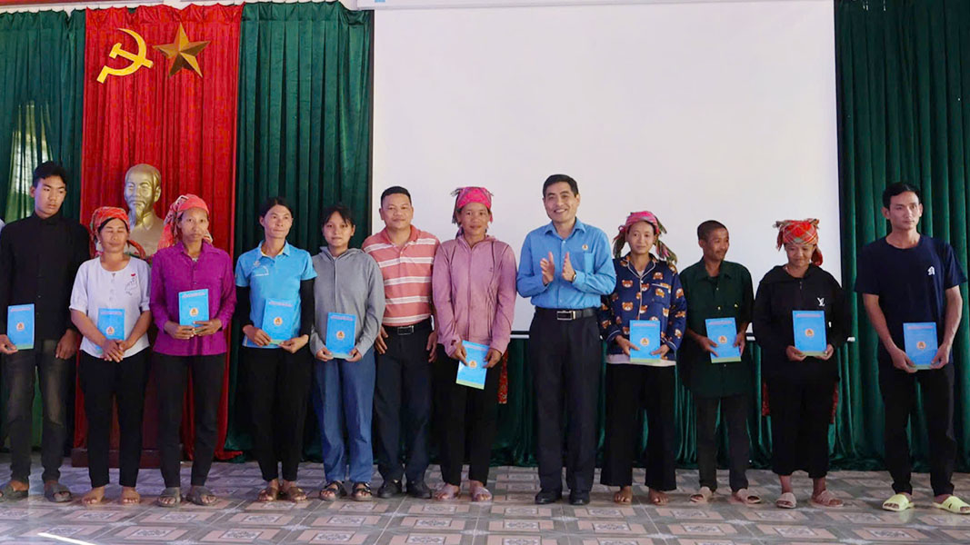 El Sr. Tan Minh Long - Presidente de la Federacion Laboral de la Provincia de Dien Bien (5º de la derecha) presento obsequios a hogares pobres en la comuna Sen Thuong. Foto: Tran Nga