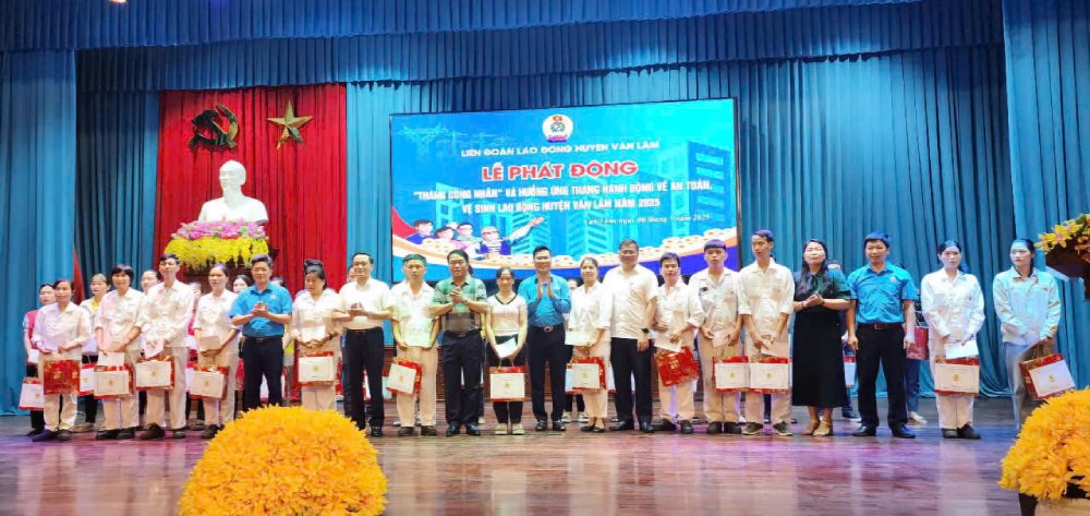 EL JUEGO de Van Lam entrego regalos a trabajadores en condiciones dificiles. Imagen: Centro de la ciudad