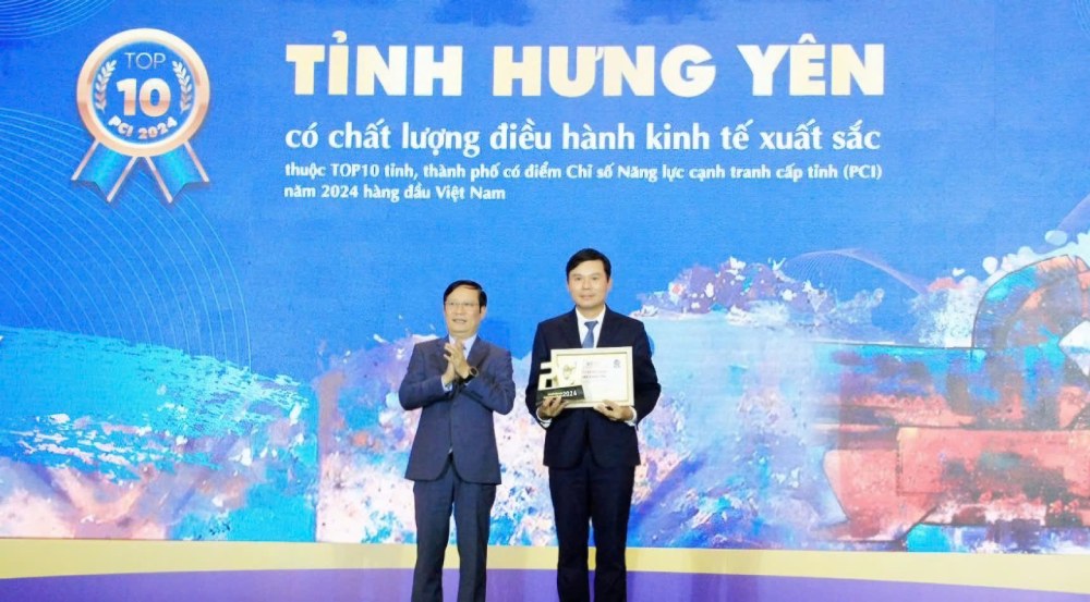 El Sr. Nguyen Le Huy, Vicepresidente Permanente del Comite Popular Provincial Hung Yen (derecha) recibio la medalla local en el Top 10 PCI 2024. Foto: Quynh Chi
