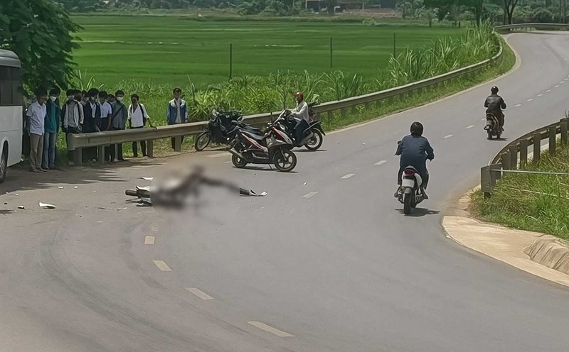The scene of the accident on National Highway 12B that killed a 12th grade male student. Photo: Provided by the people