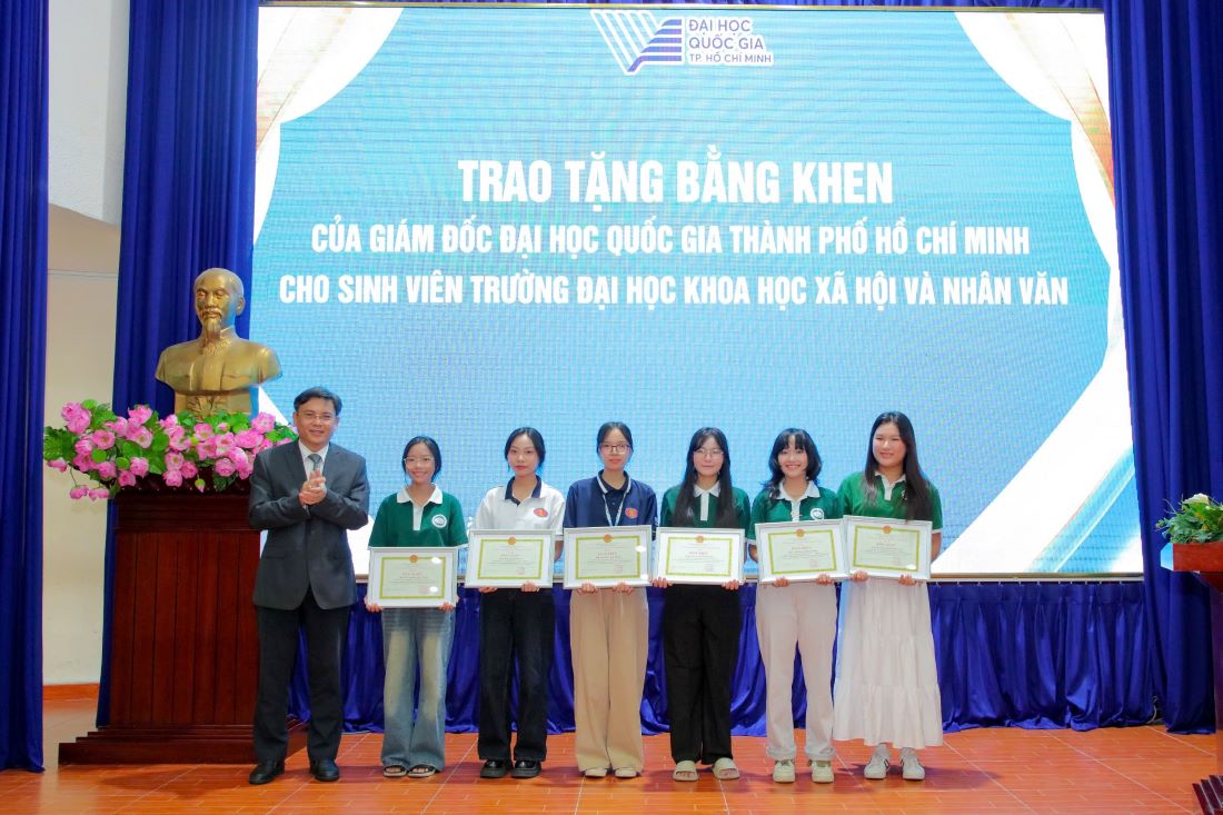 6 female students were awarded certificates of merit for their beautiful and meaningful actions when participating in the parade and parade. Photo: Ly Nguyen
