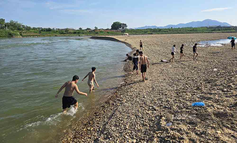 Bai tam tu phat giua long song Lo doan qua TP Tuyen Quang thu hut nhieu nguoi dan. Anh chup thoi diem dau thang 5.2025. Anh: Viet Bac.