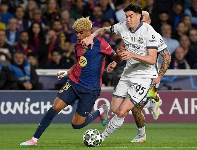 Barcelona va Inter Milan trong tran ban ket luot di. Anh: AFP