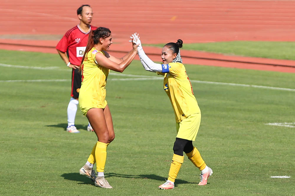 Chuong Thi Kieu (phai) ghi ban go hoa 1-1 cho nu TPHCM. Anh: Thanh Vu