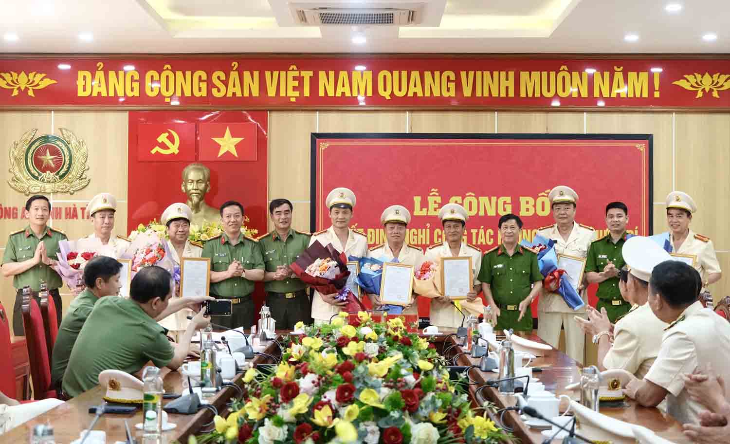 La Jefatura de la Policia Provincial de Ha Tinh ha dado la decision de jubilacion anticipada a 16 jefes de division. Foto: Policia de Ha Tinh.