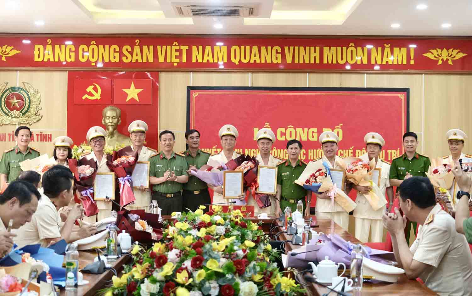 Trao cac quyet dinh nghi huu truoc tuoi. Anh: Cong an Ha Tinh.