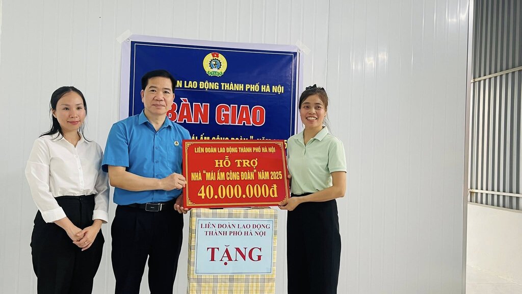 Chi Nguyen Thi Gian Hai (ngoai cung ben phai) nhan ho tro cua LDLD Thanh pho. Anh: Manh Quan