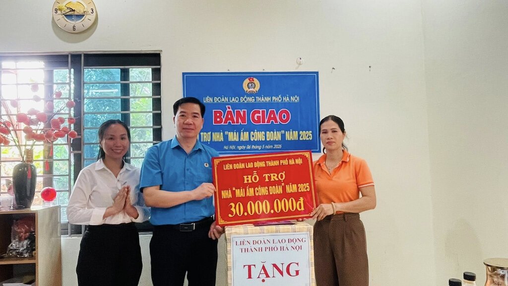 Chi Duong Thi Lan Anh (ngoai cung ben phai) nhan ho tro cua LDLD Thanh pho. Anh: Manh Quan