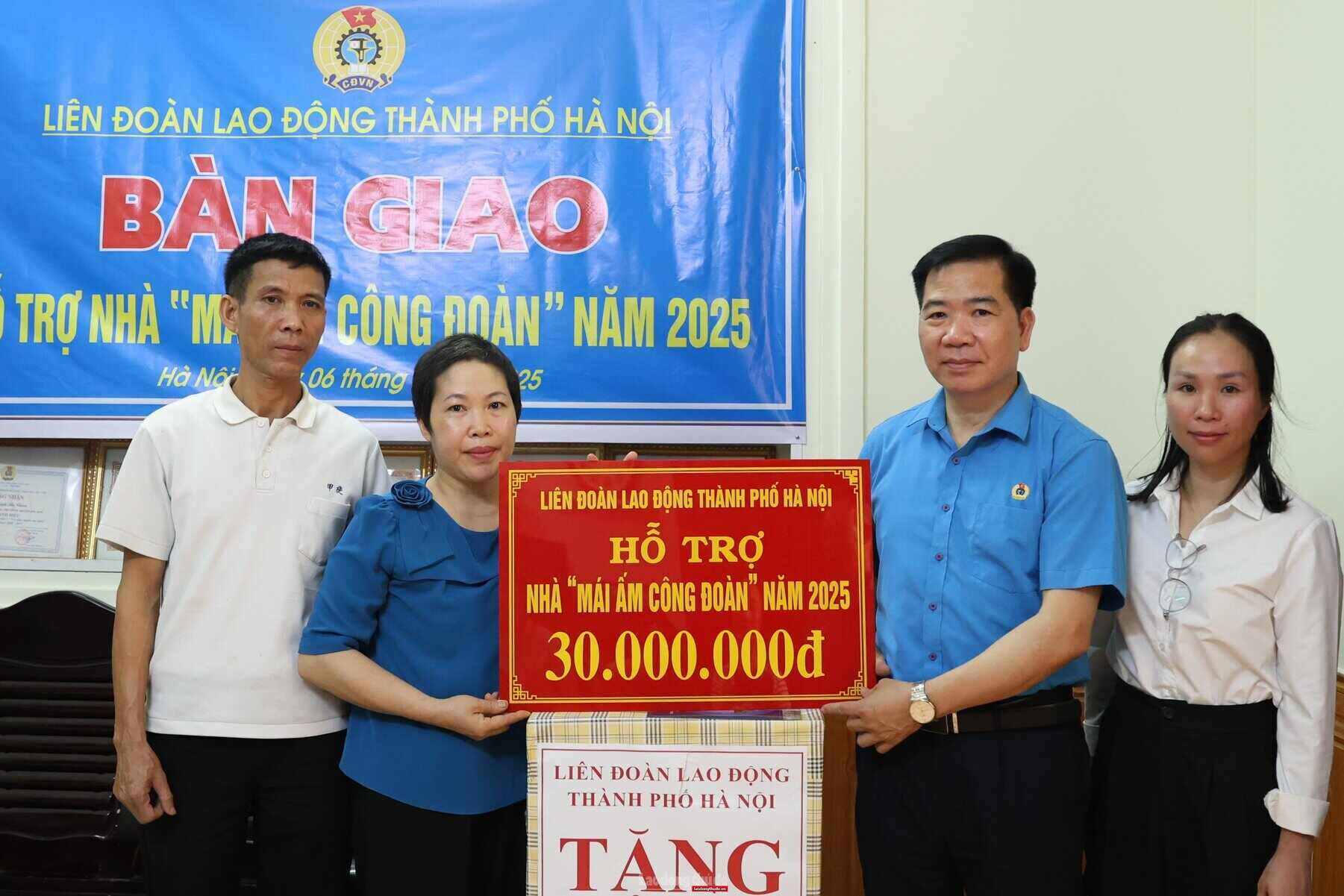 The leaders of the City Labor Federation presented support for the Trade Union Shelter to Ms. Trinh Thi Cham's family. Photo: Manh Quan