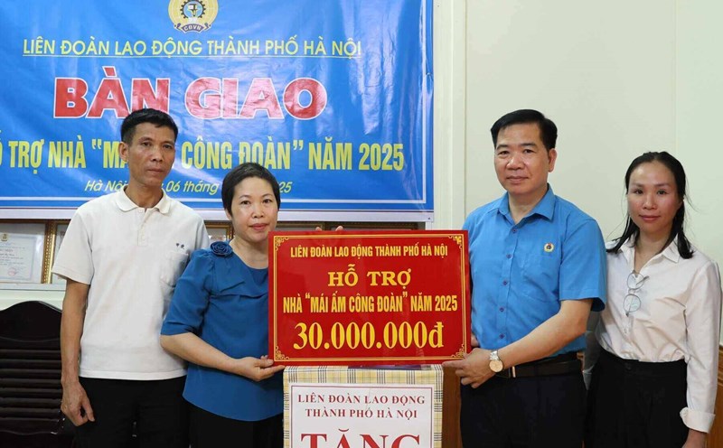 The leaders of the City Labor Federation presented support for the Trade Union Shelter to Ms. Trinh Thi Cham's family. Photo: Manh Quan