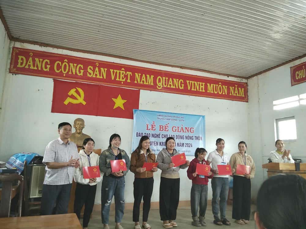 The Center for Vocational Education - Continuing Education of Krong No district awarded culinary certificates to students. Photo: Phan Tuan