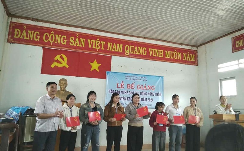 The Center for Vocational Education - Continuing Education of Krong No district awarded culinary certificates to students. Photo: Phan Tuan