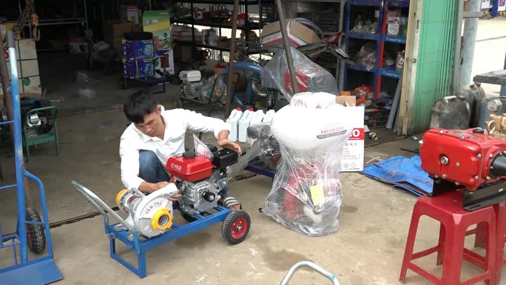 Người lao động nông thôn tìm tòi, học sửa máy nông nghiệp. Ảnh: Thanh Tuấn 