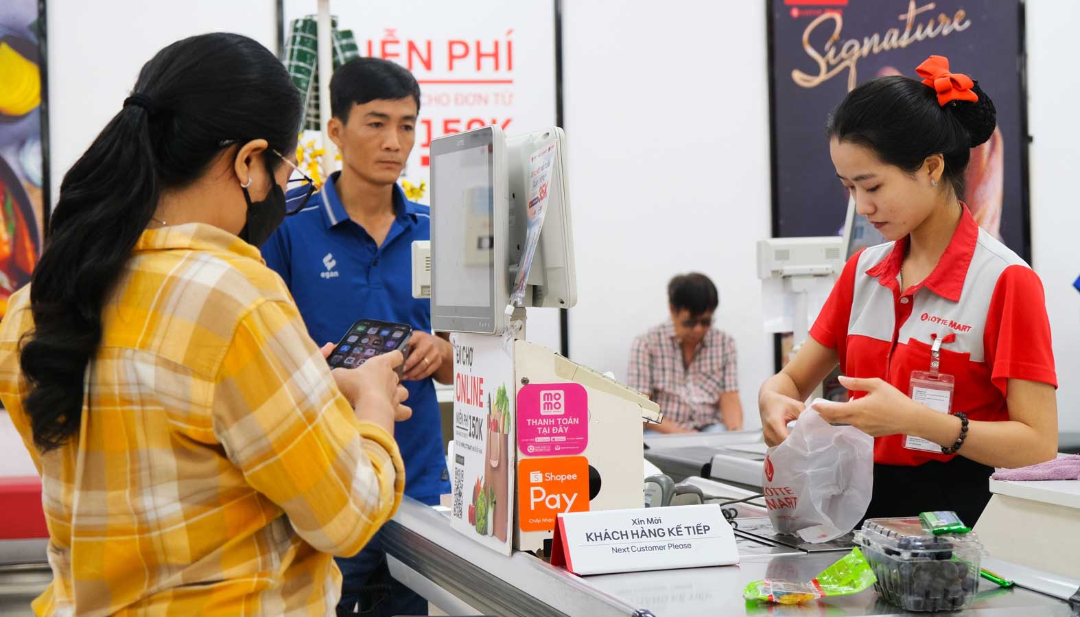 LOTTE Mart Can Tho day manh kenh mua sam online. Anh: My Ly